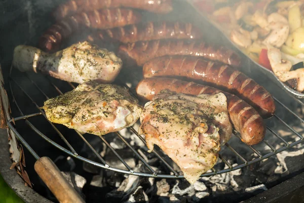 Barbecue con deliziosa carne alla griglia — Foto Stock