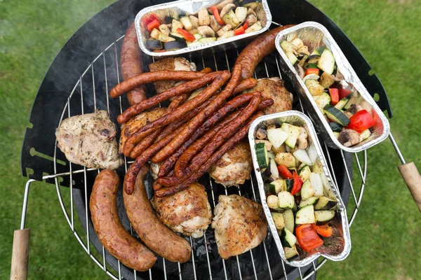 Barbecue with delicious grilled meat and vegetables on grill — Stock Photo, Image