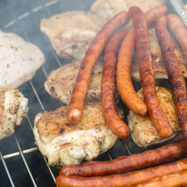 Churrasco com deliciosa carne grelhada e legumes na grelha — Fotografia de Stock