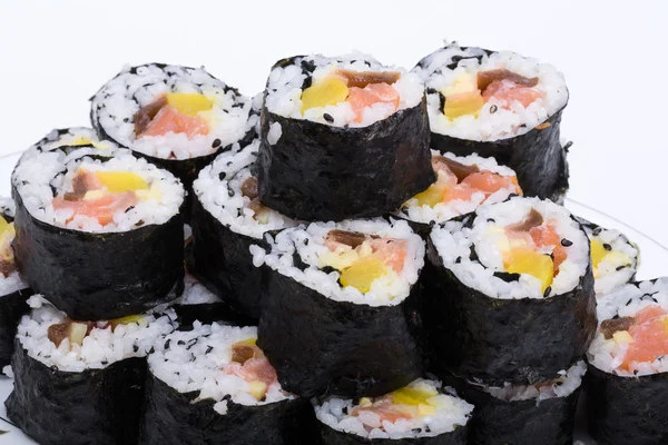 Sushi segar maki gulung terisolasi pada latar belakang putih — Stok Foto