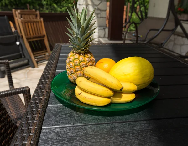 Auswahl an frischen exotischen Früchten auf schwarzem Tisch — Stockfoto