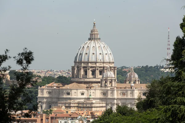 Una vista de la Basílica de San Pedro tomada desde el Janiculum Hill. Roma - Italia — Foto de Stock