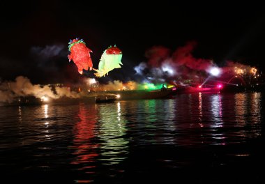 Yıllık büyük ejderhalar geçit Wawel adlı Vistula Nehri üzerinde yer alan havai fişek ile bağlı. Krakov, Polonya