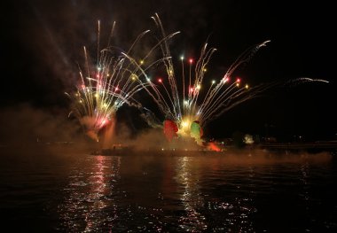 Yıllık büyük ejderhalar geçit Wawel adlı Vistula Nehri üzerinde yer alan havai fişek ile bağlı. Krakov, Polonya