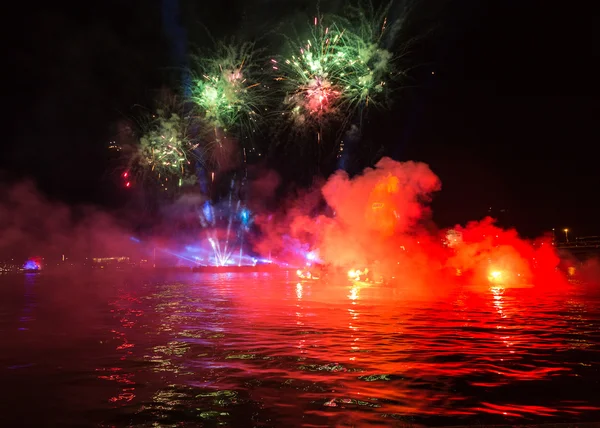 Éves nagy sárkányok Parade kapcsolódik a tűzijáték zajlik a Wawel Visztula-folyón. Krakkó, Lengyelország — Stock Fotó