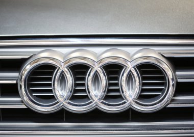 Audi metalik logo closeup Audi araba