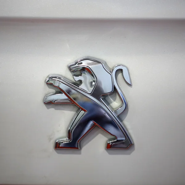Peugeot logo metallico primo piano sulla Peugeot auto — Foto Stock