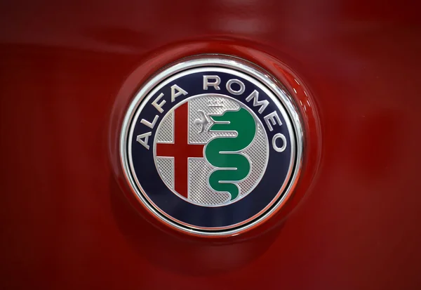 阿尔法 · 罗密欧车上的阿尔法 · 罗密欧金属徽标特写 — 图库照片