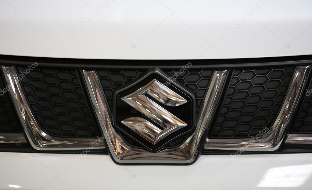 Suzuki-Metallic-Logo Nahaufnahme auf Suzuki-Auto — Redaktionelles