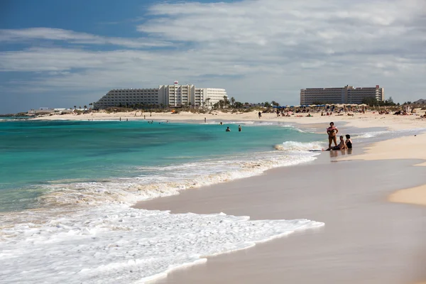 Toeristen rusten op Corralejo strand op Fuerteventura, Canarische eilanden — Stockfoto