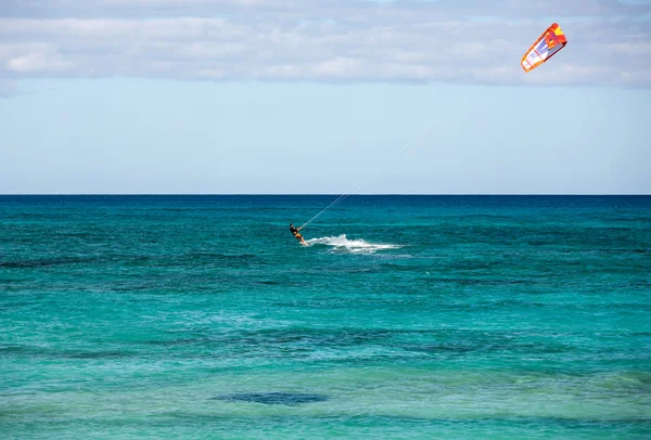 Kite surfers in de stranden van Fuerteventura, Spanje — Stockfoto