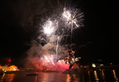 Yıllık büyük ejderhalar geçit Wawel adlı Vistula Nehri üzerinde yer alan havai fişek ile bağlı. Krakov, Polonya