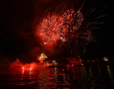 Yıllık büyük ejderhalar geçit Wawel adlı Vistula Nehri üzerinde yer alan havai fişek ile bağlı. Krakov, Polonya