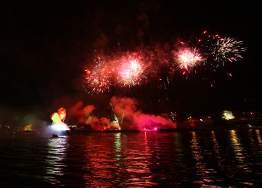Yıllık büyük ejderhalar geçit Wawel adlı Vistula Nehri üzerinde yer alan havai fişek ile bağlı. Krakov, Polonya