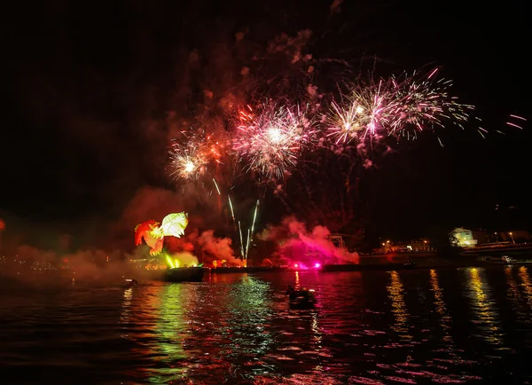 Desfile anual de grandes dragões conectado com a exibição de fogos de artifício, ocorrendo no rio Vístula em Wawel. Cracow, Polónia — Fotografia de Stock