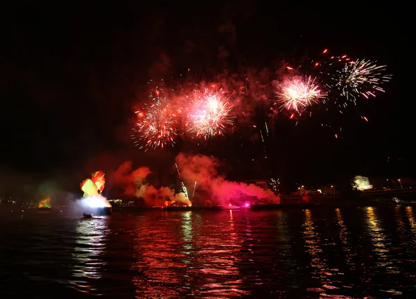 Yıllık büyük ejderhalar geçit Wawel adlı Vistula Nehri üzerinde yer alan havai fişek ile bağlı. Krakov, Polonya — Stok fotoğraf