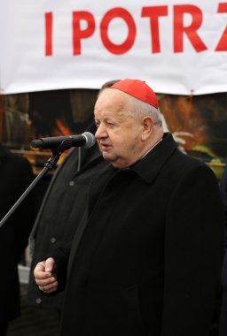 Kardinal Stanislaw Dziwisz Noel arifesi yoksul ve evsiz Cracow Merkezi piyasada sırasında.