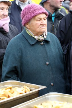 Yoksul ve evsiz Cracow Merkezi piyasada için Noel arifesi. Her yıl grup Kosciuszko Polonya açık havada büyük eve hazırlar.