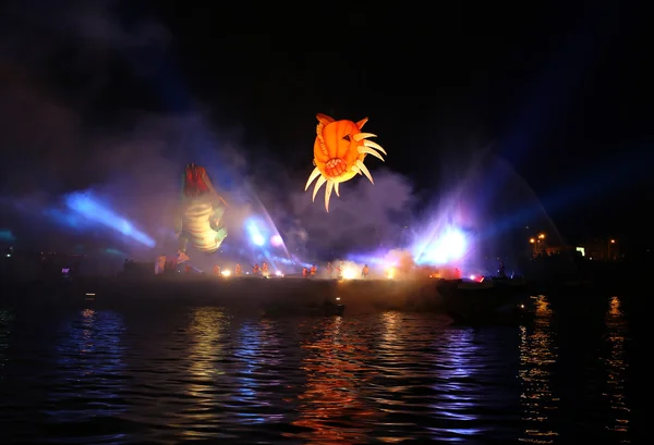 Yearly Great Dragons Parade connected with the fireworks display, taking place on the river Vistula at Wawel. Cracow , Poland — Stock Photo, Image