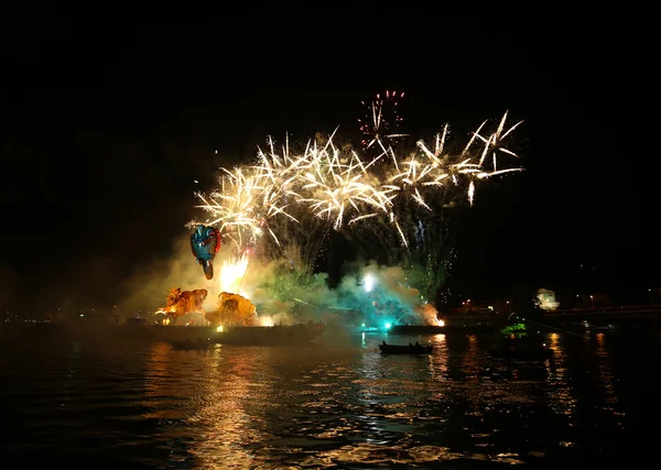 Desfile anual de grandes dragones conectado con la exhibición de fuegos artificiales, que tiene lugar en el río Vístula en Wawel. Cracovia, Polonia —  Fotos de Stock