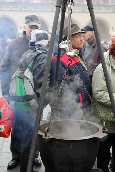 Heiligabend für Arme und Obdachlose auf dem zentralen Markt in Krakau. jedes Jahr bereitet die Gruppe kosciuszko den größten Vorabend unter freiem Himmel in Polen vor — Stockfoto