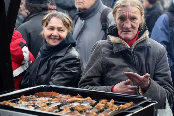 Véspera de Natal para pobres e sem-teto no Mercado Central em Cracóvia. Todos os anos o grupo Kosciuszko prepara a maior véspera ao ar livre na Polônia — Fotografia de Stock