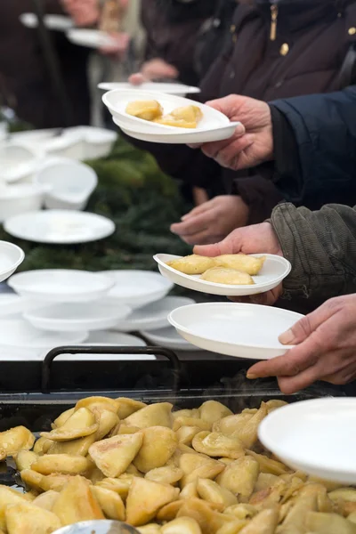 Nourriture chaude pour les pauvres et les sans-abri — Photo