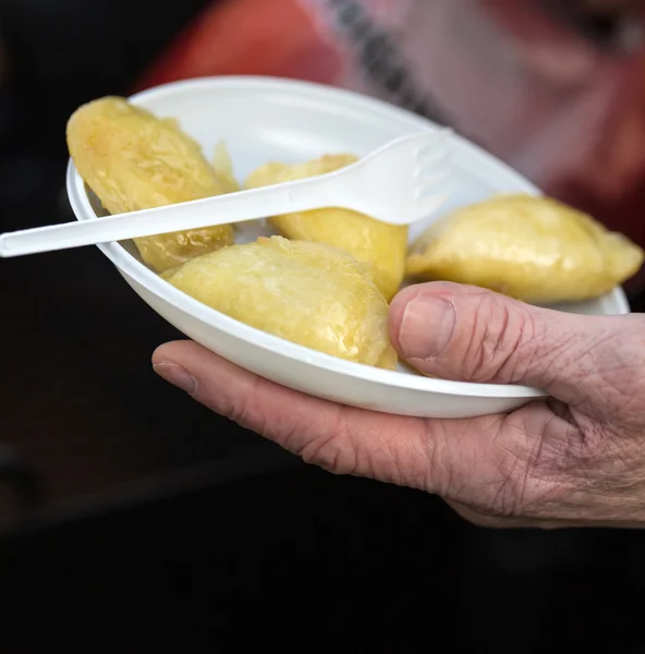 Ciepłe jedzenie dla biednych i bezdomnych — Zdjęcie stockowe