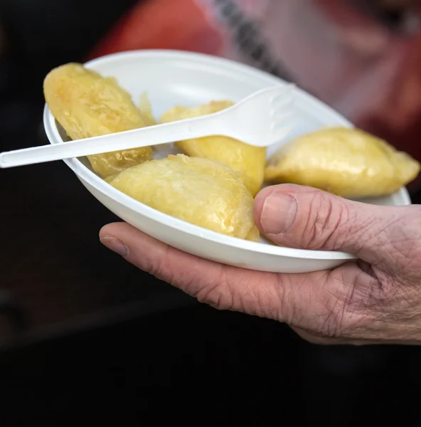 Cibo caldo per poveri e senzatetto — Foto Stock