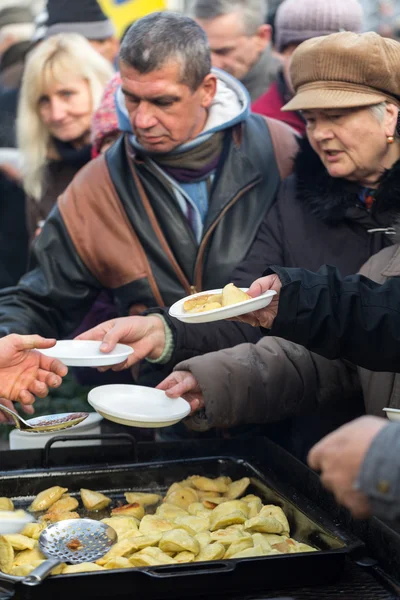 Véspera de Natal para pobres e sem-teto no Mercado Central em Cracóvia. Todos os anos o grupo Kosciuszko prepara a maior véspera ao ar livre na Polônia — Fotografia de Stock