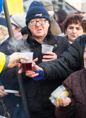 Yoksul ve evsiz Cracow Merkezi piyasada için Noel arifesi. Her yıl grup Kosciuszko Polonya açık havada büyük eve hazırlar.