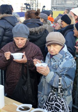 Yoksul ve evsiz Cracow Merkezi piyasada için Noel arifesi. Her yıl grup Kosciuszko Polonya açık havada büyük eve hazırlar.