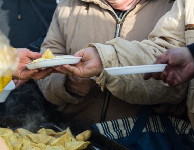 Yoksul ve evsizler için sıcak yemek