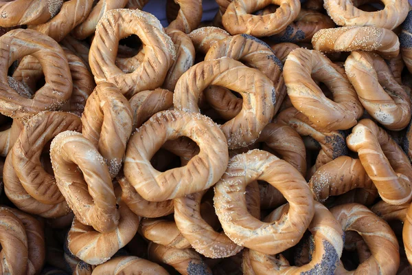 Prezels tradicionales de Cracovia con sal, amapola y semillas de sésamo —  Fotos de Stock