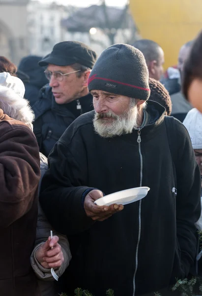 Yoksul ve evsiz Cracow Merkezi piyasada için Noel arifesi. Her yıl grup Kosciuszko Polonya açık havada büyük eve hazırlar.