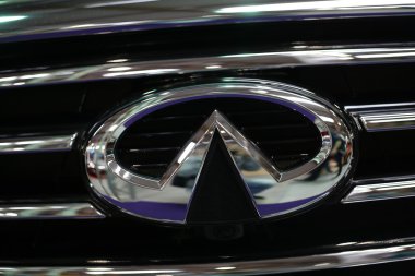 Infiniti metalik logo closeup Infiniti araba