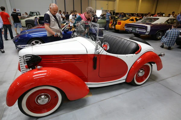 Terceira edição da MOTO SHOW em Cracóvia. Bantam 60 o carro feito em 1938, conhecido como o carro do Mickey Mouse — Fotografia de Stock