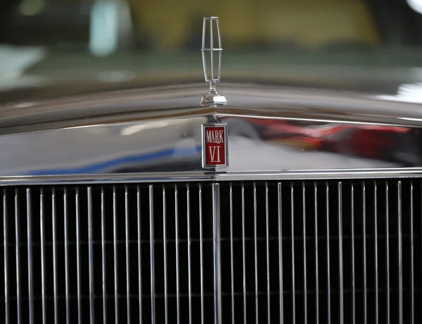 Lincoln Continental Mark VI logo métallique gros plan sur Lincoln Continental Mark VI voiture affichée à la 3e édition de MOTO SHOW à Cracovie en Pologne . — Photo