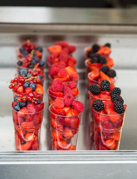 Ripe, fresh and delicious red currants, raspberries and blueberries — Stock Photo, Image