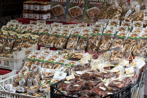 Verpakking met het kleurrijke en bruine pasta op de markt, de Campo dei Fiori in Rome, Italië — Stockfoto