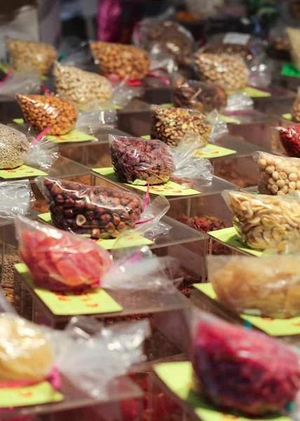 Groenten en fruit te koop in Campo de Fiori, beroemde openlucht markt in het centrum van Rome — Stockfoto