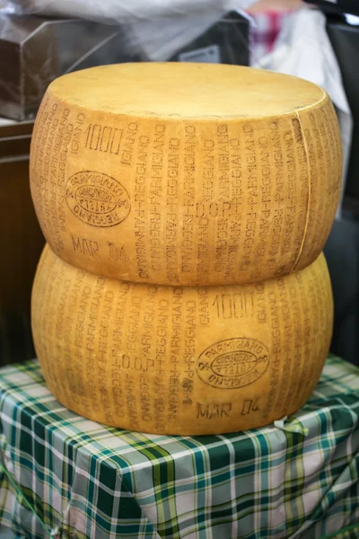 Roues italiennes de parmesan empilées sur le marché — Photo