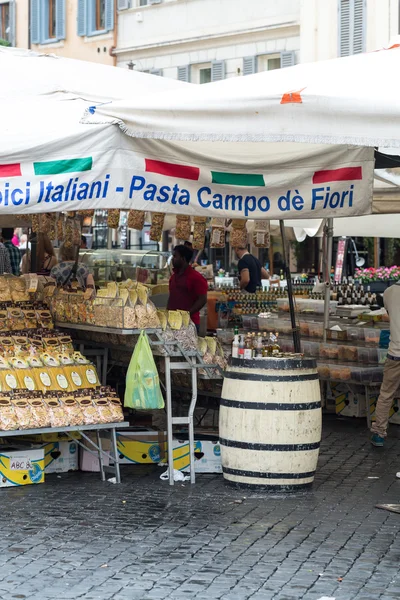 Świeże owoce i warzywa na sprzedaż w Campo de Fiori, słynnego odkrytego targu w centrum Rzymu. — Zdjęcie stockowe