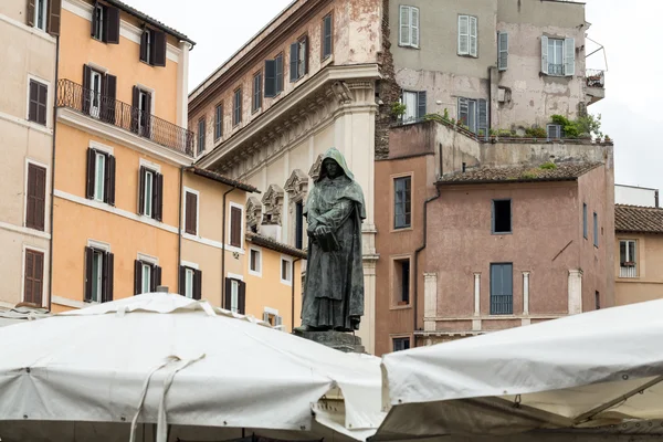 Giordano brvno socha v campo de' fiori, Řím — Stock fotografie