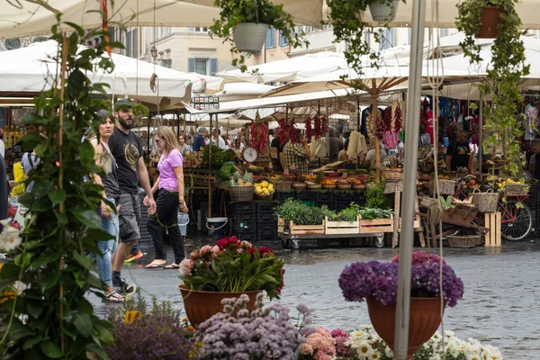 新鮮な果物や野菜のカンポ ・ デ ・ フィオーリ、ローマ中心部の有名な屋外マーケットでの販売. — ストック写真