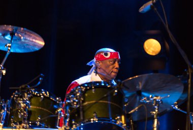Ünlü Amerikalı davulcu Billy Cobham buz Krakov, Polonya sahnede canlı