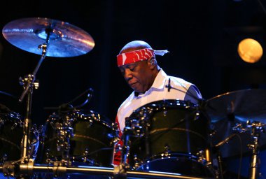 Ünlü Amerikalı davulcu Billy Cobham buz Krakov, Polonya sahnede canlı