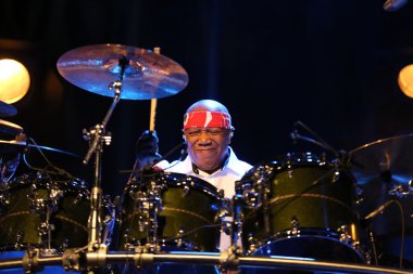 Ünlü Amerikalı davulcu Billy Cobham buz Krakov, Polonya sahnede canlı