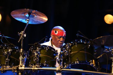 Ünlü Amerikalı davulcu Billy Cobham buz Krakov, Polonya sahnede canlı