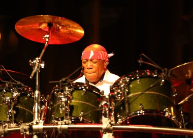 Ünlü Amerikalı davulcu Billy Cobham buz Krakov, Polonya sahnede canlı